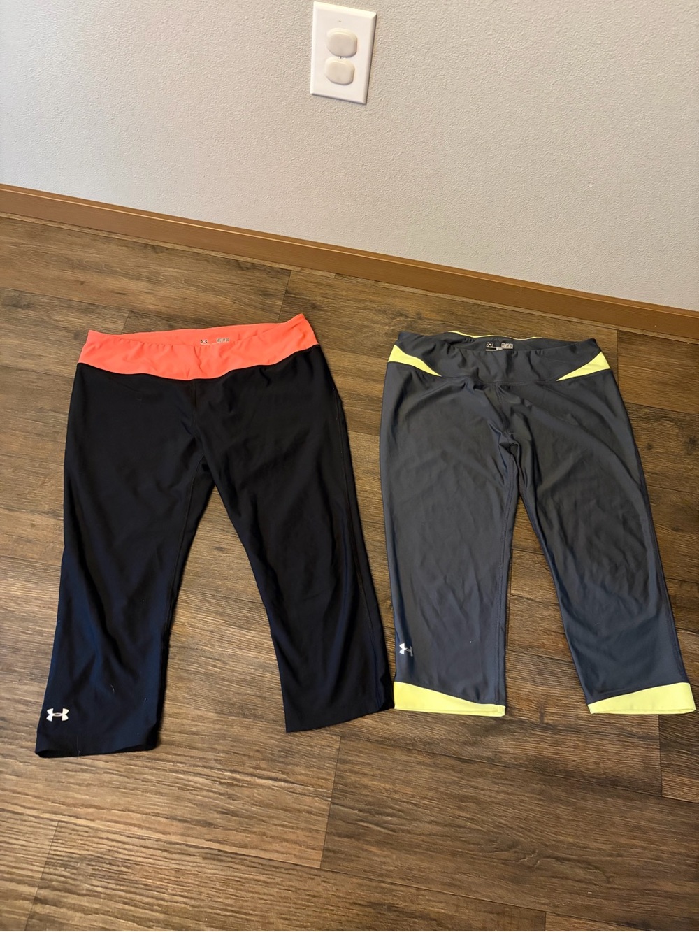 Under Armour Women’s Fitted Heat Gear Cropped Capris Legging Lot Of 2 Medium